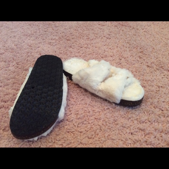 🚫SOLD🚫Plush SOFT Furry Buckle Sandals - Picture 4 of 6
